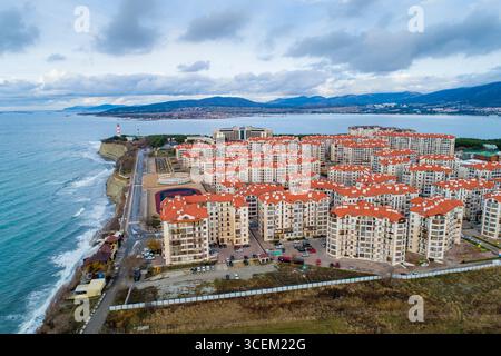 Faro di Gelendzhik e ingresso alla baia di Gelendzhik. Complesso residenziale Chornomorsky in primo piano. Rocky Cliff sotto il faro. Novorossiysk su ho Foto Stock