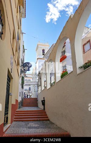 Benidorm, Spagna - 11 gennaio 2025: Via della città vecchia di Benidorm. Benidorm è una località turistica spagnola con infrastrutture turistiche sviluppate, a misura di turista Foto Stock