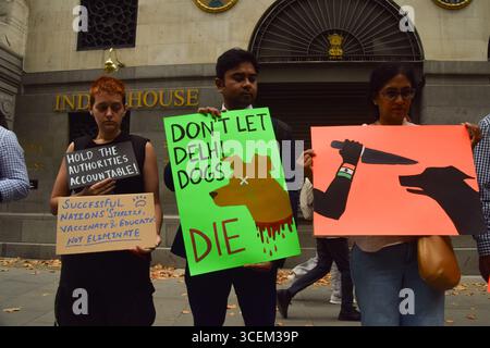 Londra, Inghilterra, Regno Unito. 18 agosto 2025. I manifestanti si riuniscono fuori da India House, l'alta Commissione dell'India nel centro di Londra, contro la sentenza della Corte suprema indiana che ha ordinato la rimozione di migliaia di cani randagi da Delhi. La corte ha citato gli attacchi dei cani ai bambini e la rabbia diffusa, mentre gli attivisti dicono che la rimozione è disumana. (Credit Image: © Vuk Valcic/ZUMA Press Wire) SOLO PER USO EDITORIALE! Non per USO commerciale! Foto Stock