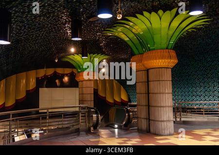 LOS ANGELES, CALIFORNIA, Stati Uniti: La stazione ferroviaria DELLA Metro di Hollywood and Vine è decorata con un tema cinematografico a Hollywood, California, a novembre Foto Stock