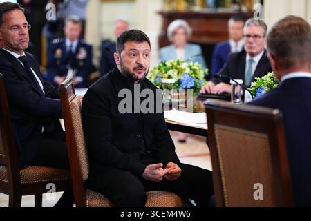 Washington DC, Stati Uniti. 18 agosto 2025. Il presidente ucraino Volodymyr Zelenskyy partecipa a un incontro multilaterale con i leader europei nella sala orientale della Casa Bianca a Washington, DC, USA, lunedì 18 agosto, 2025. i leader europei sono alla Casa Bianca a sostegno del presidente Zelenskyy dopo l'incontro del presidente Trump con il presidente russo Vladimir Putin ad Anchorage, Alaska, USA, venerdì 15 agosto, 2025.credito: Aaron Schwartz/Pool via CNP/MediaPunch credito: MediaPunch Inc/Alamy Live News Foto Stock