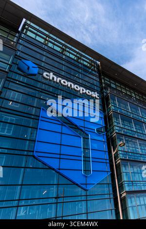 Facciata dell'edificio che ospita la sede centrale di Chronopost, un'azienda francese specializzata nella consegna di pacchi espressi ad aziende e privati Foto Stock
