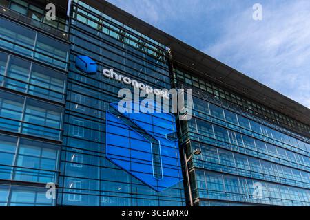 Facciata dell'edificio che ospita la sede centrale di Chronopost, un'azienda francese specializzata nella consegna di pacchi espressi ad aziende e privati Foto Stock