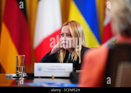 Washington DC, Stati Uniti. 18 agosto 2025. Il primo Ministro Giorgia Meloni della Repubblica Italiana partecipa a un incontro multilaterale con i leader europei nella sala Est della Casa Bianca a Washington, DC, USA, lunedì 18 agosto, 2025. i leader europei sono alla Casa Bianca a sostegno del presidente Zelenskyy dopo l'incontro del presidente Trump con il presidente russo Vladimir Putin ad Anchorage, Alaska, USA, venerdì 15 agosto, 2025.credito: Aaron Schwartz/Pool via CNP/MediaPunch credito: MediaPunch Inc/Alamy Live News Foto Stock
