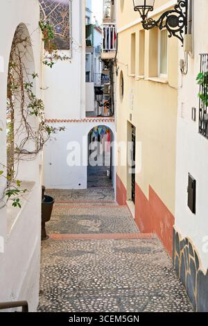 Benidorm, Spagna - 11 gennaio 2025: Via della città vecchia di Benidorm. Benidorm è una località turistica spagnola con infrastrutture turistiche sviluppate, a misura di turista Foto Stock