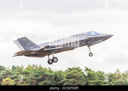 Un caccia furtivo F-35A Lightning II, raffigurato il 5 agosto 2025, atterrò a RAF Lakenheath, Suffolk. Foto Stock