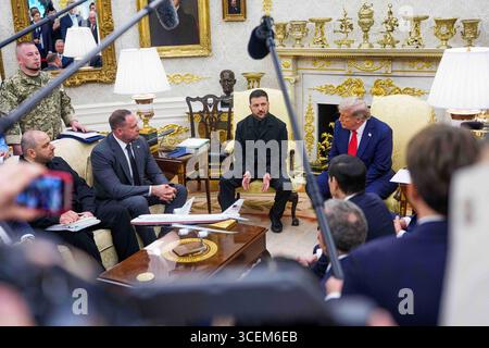 Washington, Stati Uniti. 18 agosto 2025. Il presidente degli Stati Uniti Donald J Trump incontra il presidente ucraino Volodymyr Zelenskyy nell'ufficio ovale della Casa Bianca a Washington, DC, USA, lunedì 18 agosto, 2025. i leader europei sono alla Casa Bianca a sostegno del presidente Zelenskyy dopo l'incontro del presidente Trump con il presidente russo Vladimir Putin ad Anchorage, Alaska, USA, venerdì 15 agosto, 2025. credito: abaca Press/Alamy Live News Foto Stock