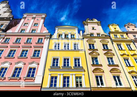 Colorate case storiche di proprietà presso la Piazza del mercato, la città vecchia, Breslavia, Slesia, Polonia Foto Stock