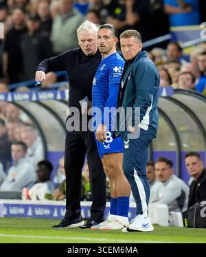 Jack Grealish dell'Everton riceve istruzioni dal manager David Moyes mentre viene sostituito durante la partita di Premier League a Elland Road, Leeds. Data foto: Lunedì 18 agosto 2025. Foto Stock