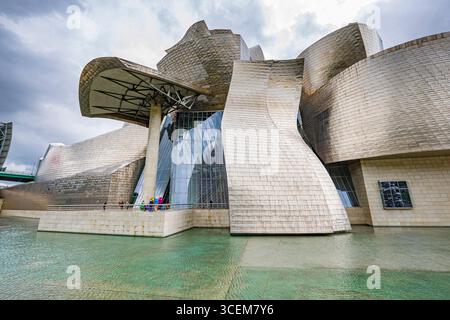 Titanio placcato esterno del Museo Guggenheim, Bilbao, Biscaglia, Paesi Baschi Foto Stock