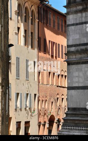 202 facciate di case rinascimentali e medievali in via dei Pellegrini, di fronte a Piazza San Giovanni, da via Fusari. Siena-Toscana. Foto Stock