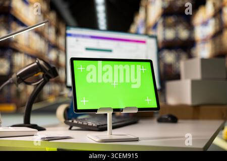 Il deposito del magazzino vuoto mostra la schermata con il modello dello spazio di copia, il centro di evasione ordini che spedisce pacchetti di merci per il commercio elettronico di acquisti online. Magazzino di marca locale. Foto Stock