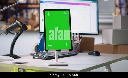 Il magazzino industriale vuoto mostra lo schermo con il mockup dello spazio di copia, il centro di evasione ordini che spedisce pacchi di carico per il commercio elettronico di acquisti online. Deposito di marchi locali. Foto Stock