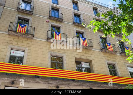 Indipendenza Catalana bandiere 'L'Estelada Blava' appeso dal balcone dell' appartamento edificio, La Rambla, Ciutat Vella, Barcelona, Catalogna, Spagna Foto Stock