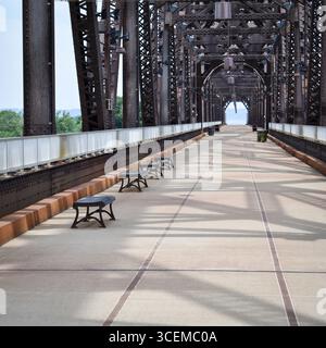 Louisville, Kentucky USA - 17 maggio 2017: A metà strada attraverso il Big Four Bridge, un ex ponte ferroviario che attraversa il fiume Ohio, convertito in un piedistallo Foto Stock