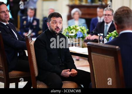 Anchorage, Alaska, Stati Uniti. 15 agosto 2025. Il presidente ucraino Volodymyr Zelenskyy partecipa a un incontro multilaterale con i leader europei nella sala orientale della Casa Bianca a Washington, DC, USA, lunedì 18 agosto, 2025. i leader europei sono alla Casa Bianca a sostegno del presidente Zelenskyy, dopo Trumps l'incontro del presidente russo Vladimir Putin ad Anchorage, Alaska, USA, venerdì 15 agosto, 2025. credito: Aaron Schwartz/Pool tramite CNP/dpa/Alamy Live News Foto Stock