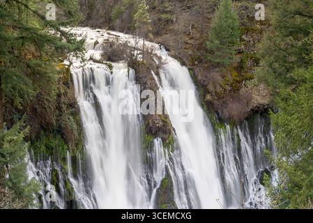 McArthur Burney Falls durante l'inverno nell'estremo nord della California Foto Stock
