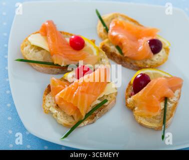 Tapas con salmone, limone, mirtillo Foto Stock