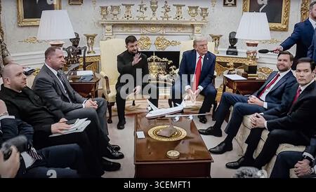 Il presidente Zelenskyy, il presidente Trump, con il senatore Marco Rubio e il vicepresidente JD Vance (tra gli altri) seduti nell'Ufficio ovale a rispondere alle domande del corpo stampa, 17 agosto 2025 Foto Stock