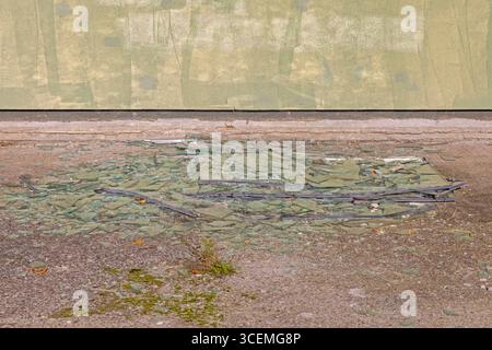 Rottura dei cristalli con doppi pannelli in vetro affilati pericolo di pezzi affilati Foto Stock