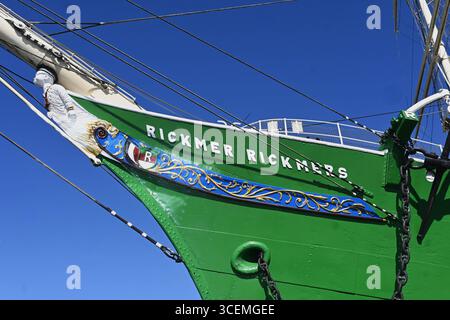 Amburgo. Der Hamburger Hafen zählt zu den weltweit grössten Umschlaghäfen. Foto: Die Rickmer Rickmers ist ein dreimastiges stählernes Fracht-Segelschiff, welches als Museums- und Denkmalschiff im Hamburger Hafen bei den St Pauli Landungsbrücken liegt *** Amburgo il porto di Amburgo è uno dei porti di trasbordo più grandi del mondo foto il Rickmer Rickmers è una nave a vela cargo in acciaio a tre alberi, che è un museo e nave monumento nel porto di Amburgo a St Pauli Landungsbrücken Foto Stock