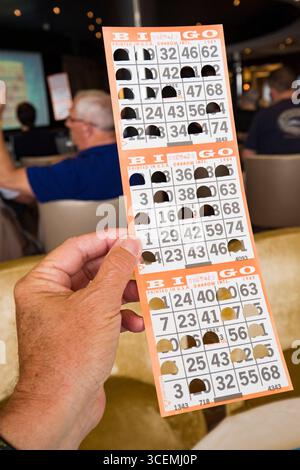 Uomo con scheda di bingo giocando a bordo del Regent Seven Seas Voyager nave da crociera Foto Stock
