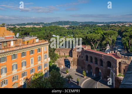 I giardini di Villa Borghese e la Porta Pinciana porta nelle mura Aureliane, Via Vittorio Veneto, Ludovisi, I Municipio, Roma, lazio, Italy Foto Stock