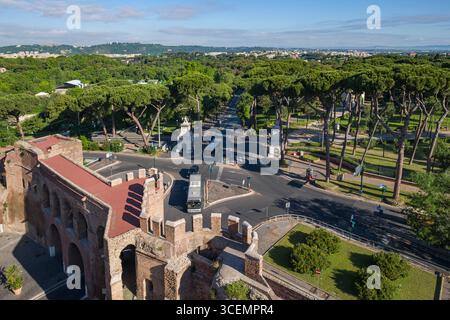 I giardini di Villa Borghese e la Porta Pinciana porta nelle mura Aureliane, Via Vittorio Veneto, Ludovisi, I Municipio, Roma, lazio, Italy Foto Stock