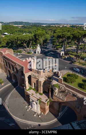 I giardini di Villa Borghese e la Porta Pinciana porta nelle mura Aureliane, Via Vittorio Veneto, Ludovisi, I Municipio, Roma, lazio, Italy Foto Stock