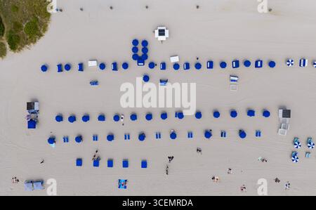 Vacanze al mare in estate. Relax al mare sotto l'ombrellone. Viaggia per mare. Vista dall'alto della spiaggia di sabbia con acqua turchese. Resort di lusso. Paradi Foto Stock