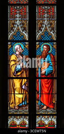 San Pietro e San Paolo. Una vetrata nella Cattedrale di San Martino, Bratislava, Slovacchia. Foto Stock