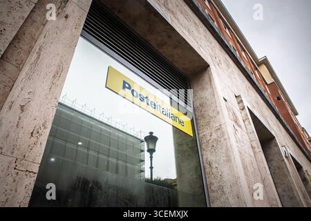 ROMA, ITALIA - 15 GENNAIO 2025: Insegna di Poste italiane all'esterno di un edificio di uffici postali a Roma, Italia, Poste italiane è la principale posta italiana Foto Stock