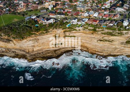 Vista aerea di case lungo il taglio scogliere sul mare, a nord di Bondi, Sydney, Nuovo Galles del Sud, Australia Foto Stock