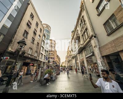 BELGRADO, SERBIA - 22 APRILE 2025: Knez Mihailova, la strada pedonale principale di Belgrado, fiancheggiata da edifici storici, negozi e vita di strada. La scena sh Foto Stock