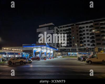 BELGRADO, SERBIA - 22 APRILE 2025: Stazione di servizio a marchio Gazprom a Belgrado, Serbia di notte. Gazprom è una delle principali aziende di energia elettrica e energetica di Foto Stock