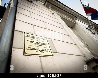 BELGRADO, SERBIA - 22 APRILE 2025: Targa che segna la sezione consolare dell'Ambasciata della Repubblica di Bulgaria a Belgrado, un simbolo di b Foto Stock
