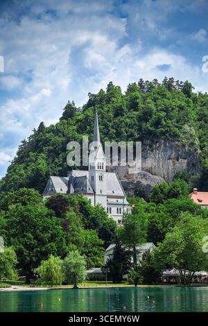 Panorama del lago di Bled, Blejsko Jezero, la chiesa di San Martino o Cerkev Svetog Martina. E' una chiesa cattolica e un monumento della Slovenia a Bled. Foto Stock