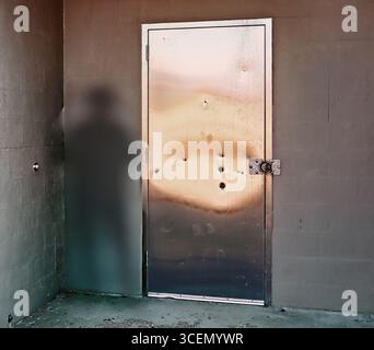 Una porta rinforzata con piastre in acciaio sul Monte Umunhum, una scatola di cemento di un'ex torre radar militare presso la Sierra Azul Open Space Preserve, Califo Foto Stock