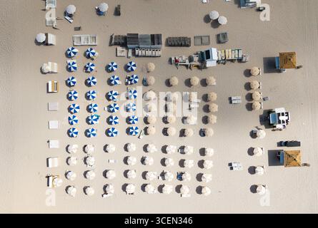Viaggia verso il mare. Resort di lusso. Vista dall'alto della spiaggia di sabbia con lettino e ombrellone. Vacanze estive. Vacanze al mare in estate. Mare rilassante Foto Stock