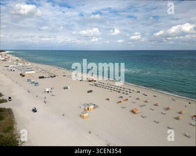 Resort di lusso. Paradise Beach. Vacanze estive. Vacanze al mare in estate. Relax al mare sotto l'ombrellone. Viaggia verso il mare. Vista dall'alto di san Foto Stock