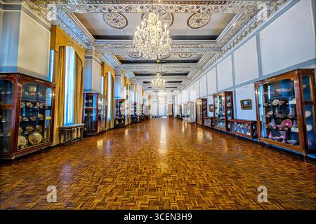 Vessels Hall, Palazzo del Golestan, sito UNESCO a Teheran, Iran. Squisito decor persiano con manufatti reali, ideale per progetti culturali e storici. Foto Stock