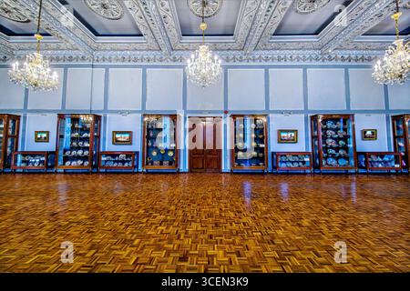 Vessels Hall, Palazzo del Golestan, sito UNESCO a Teheran, Iran. Squisito decor persiano con manufatti reali, ideale per progetti culturali e storici. Foto Stock