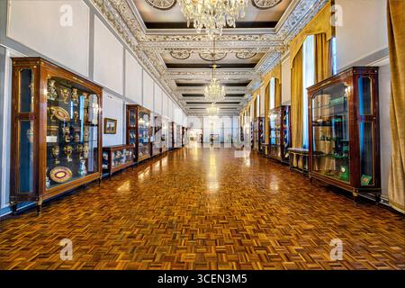 Vessels Hall, Palazzo del Golestan, sito UNESCO a Teheran, Iran. Squisito decor persiano con manufatti reali, ideale per progetti culturali e storici. Foto Stock