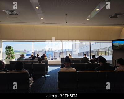Sala d'attesa passeggeri della lounge partenze dell'aeroporto internazionale Haneda di Tokyo con Runway View Japan Aviation Travel Hub Foto Stock