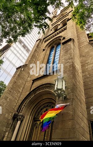 New York City - 14 giugno 2025: Collegiata in marmo con striscione LBGTQ+. Foto Stock