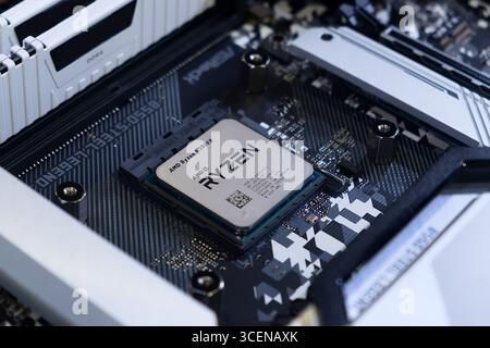 Bangkok-Thailandia 12 ottobre 2020: Primo piano processore AMD Ryzen 9 3900X installato sul socket CPU AM4 della scheda madre del computer Foto Stock