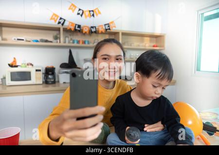 Selfie di Halloween. Madre che si fa selfie con il figlio durante i preparativi festivi. Foto Stock