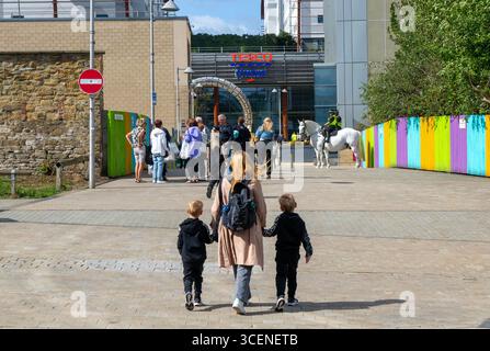 Persone e cavalli della polizia a cavallo al superstore Tesco, Trinity Square, Gateshead, Tyne and Wear, Inghilterra, REGNO UNITO Foto Stock