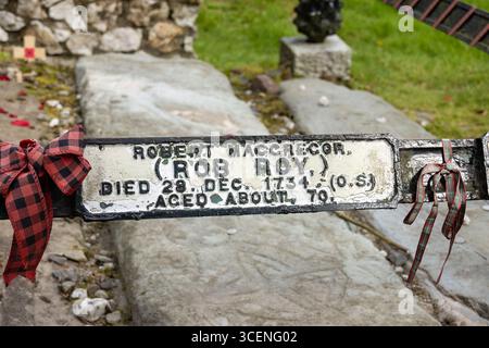 La tomba di Rob Roy MacGregor insieme a sua moglie Mary e suo figlio a Balquhidder Foto Stock