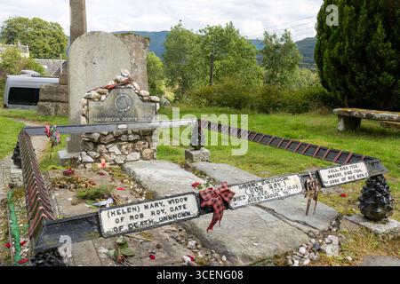 La tomba di Rob Roy MacGregor insieme a sua moglie Mary e suo figlio a Balquhidder Foto Stock
